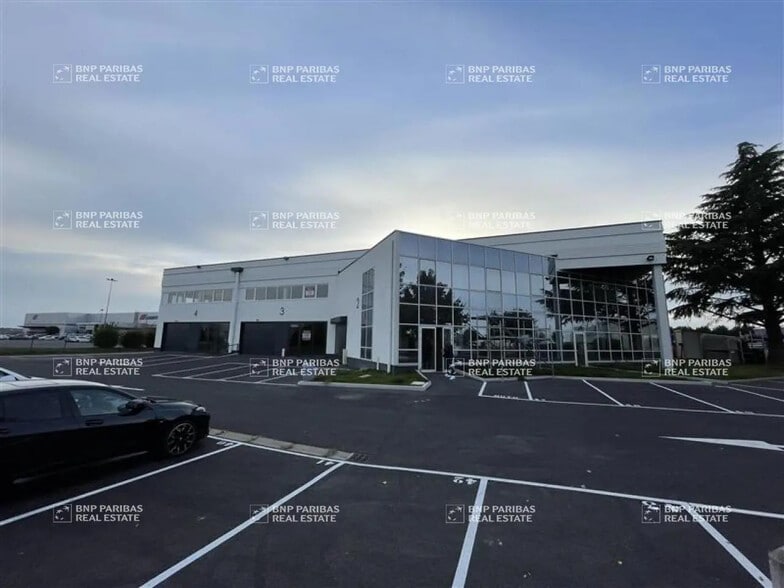 Flex in Fontenay-Trésigny for sale - Building Photo - Image 2 of 4