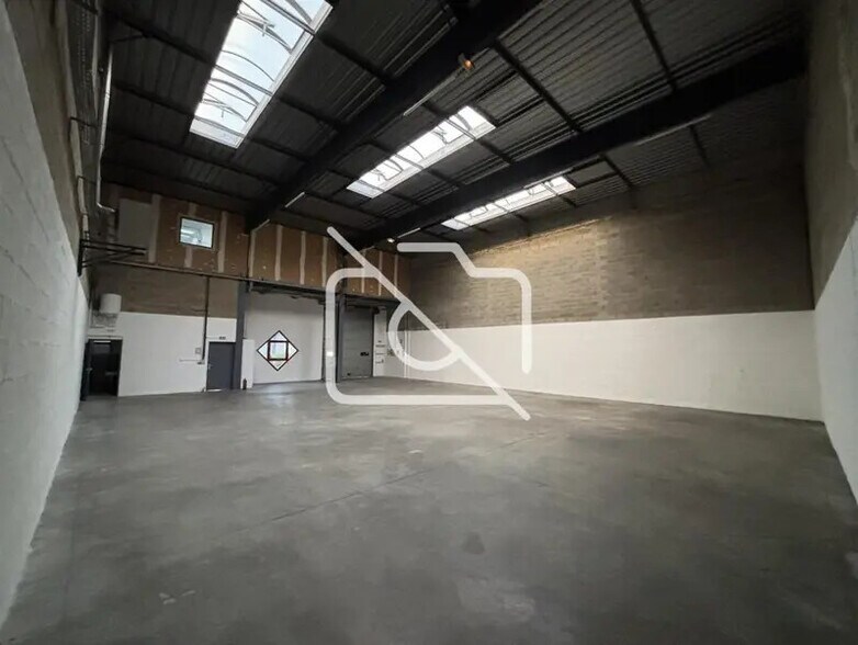 Industrial in Élancourt for lease - Interior Photo - Image 2 of 15