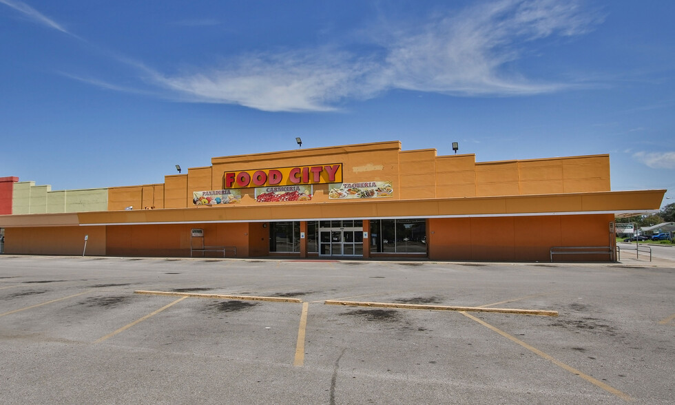 2500-2704 N Laurent St, Victoria, TX for lease - Building Photo - Image 2 of 8