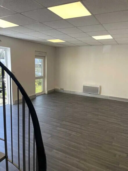 Office in Plailly for lease - Interior Photo - Image 2 of 6