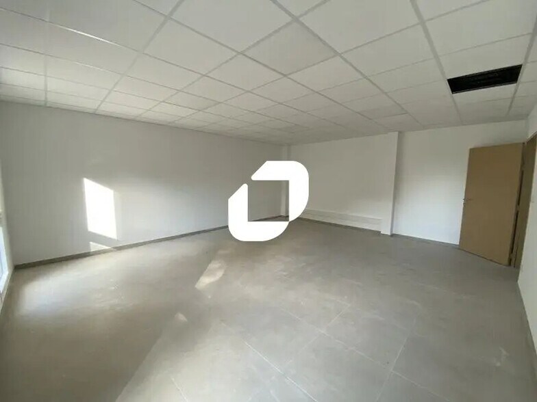 Flex in Béziers for lease - Interior Photo - Image 3 of 6