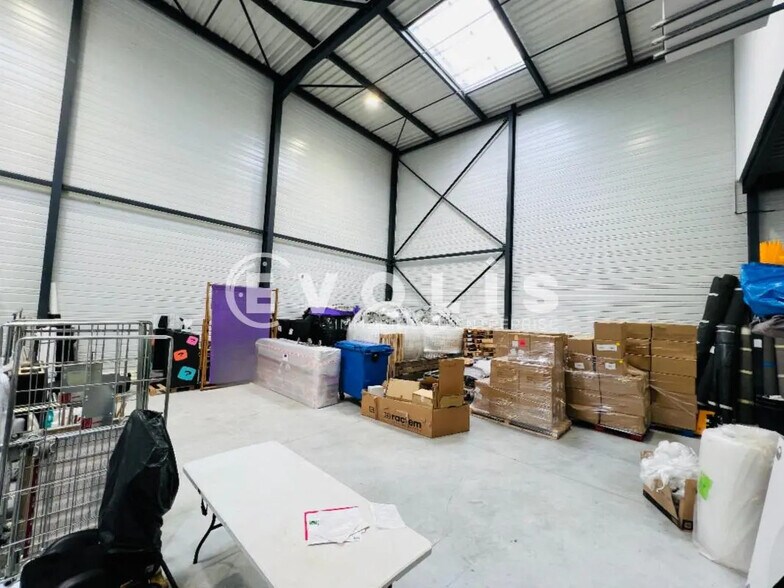 Flex in Vaires-sur-Marne for lease - Interior Photo - Image 1 of 6