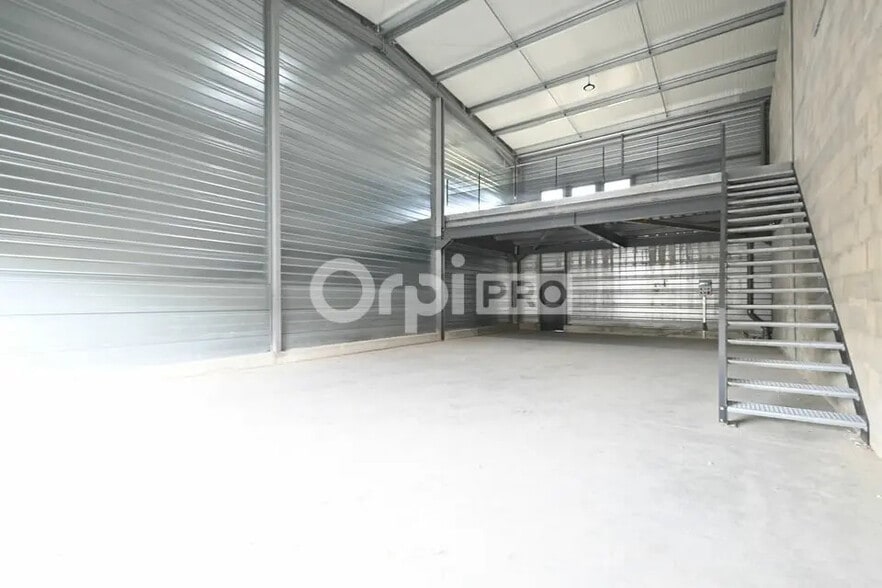 Flex in Saint-Priest for lease - Building Photo - Image 3 of 9