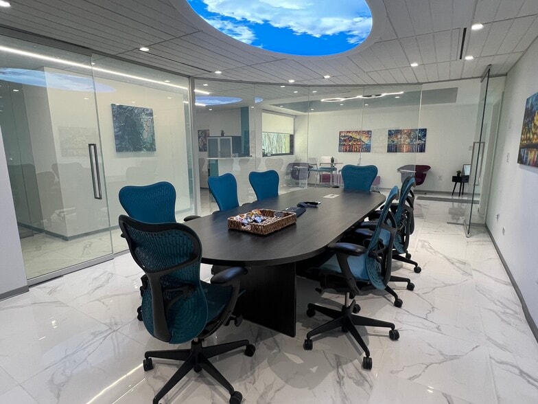 1956 Bayshore Blvd, Dunedin, FL for sale - Interior Photo - Image 3 of 14