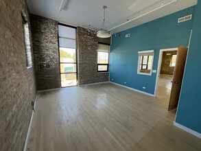 5246 N Elston Ave, Chicago, IL for lease Interior Photo- Image 2 of 12