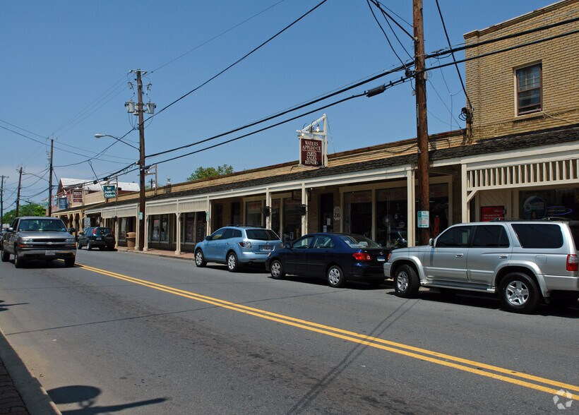 210-216 E Diamond Ave, Gaithersburg, MD for sale - Primary Photo - Image 1 of 2