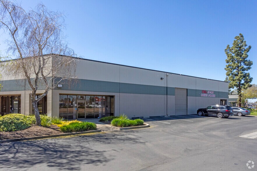 4055-4057 W Shaw Ave, Fresno, CA for sale - Building Photo - Image 3 of 9