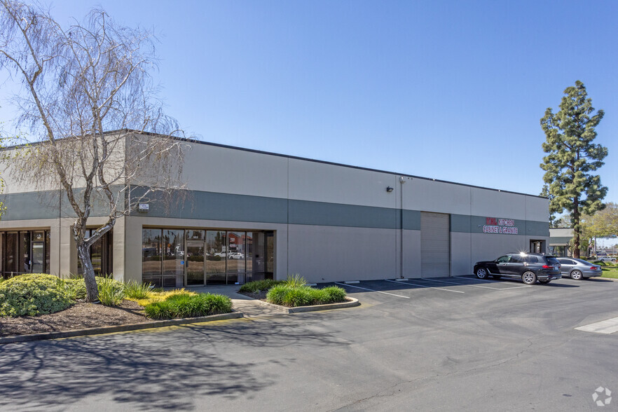 4067 W Shaw Ave, Fresno, CA for lease - Building Photo - Image 3 of 14