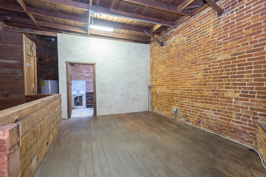 5000 W Adams Blvd, Los Angeles, CA for lease - Building Photo - Image 2 of 24