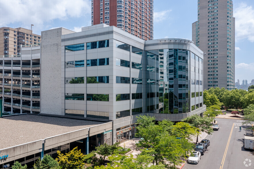 100 Town Square Pl, Jersey City, NJ for lease - Building Photo - Image 2 of 5