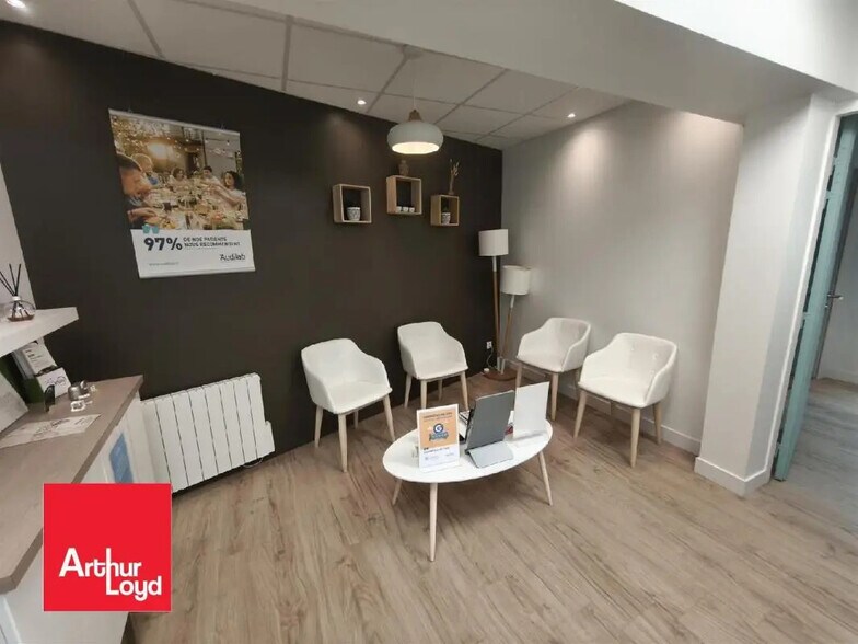 Retail in Chartres for lease - Interior Photo - Image 2 of 3