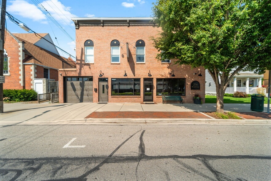 214 Broadway St, Marine City, MI for sale - Primary Photo - Image 1 of 66