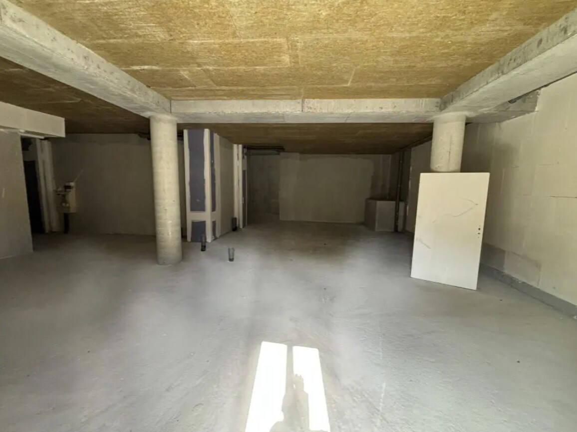 Retail in Rueil-Malmaison for lease Interior Photo- Image 1 of 5