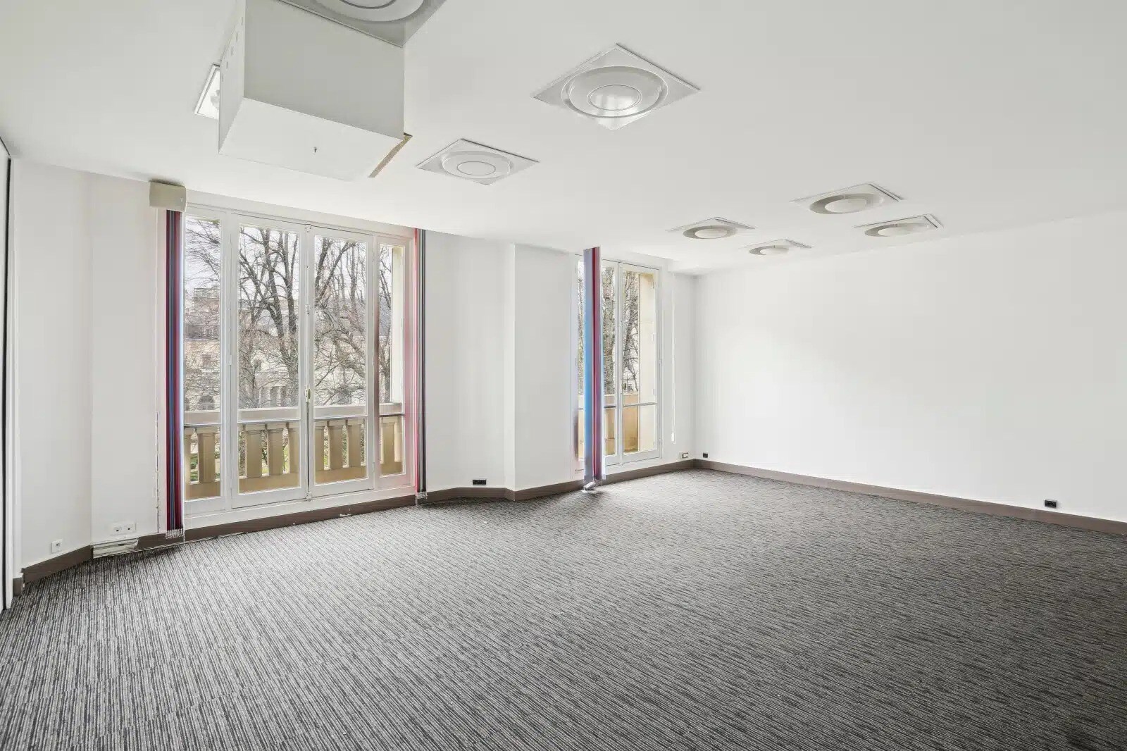 Office in Paris for lease Interior Photo- Image 1 of 6