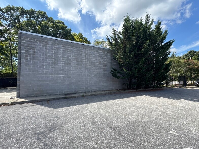 1229-1255 Lakeland Ave, Bohemia, NY for lease - Building Photo - Image 3 of 9