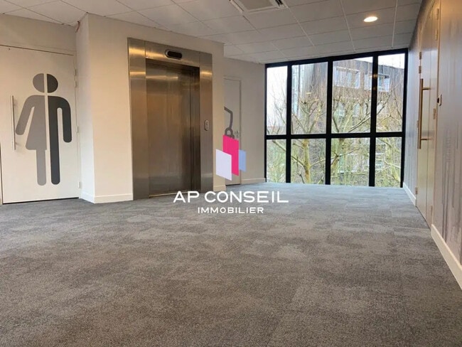 Location Bureaux 213 m² à 879 m²