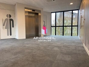 Office in Guyancourt for lease Building Photo- Image 1 of 4