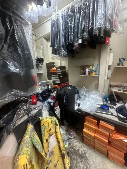 Retail in Saint-Mandé for lease - Interior Photo - Image 1 of 6