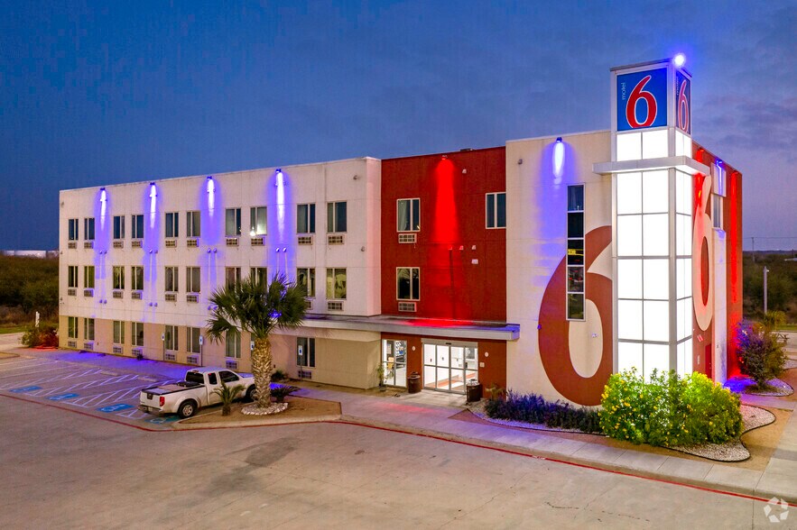 6284 Highway 281, Three Rivers, TX for sale - Building Photo - Image 1 of 1