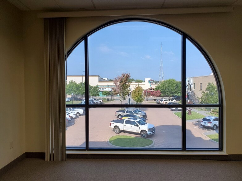 200 N Mesquite St, Arlington, TX for lease - Interior Photo - Image 2 of 7