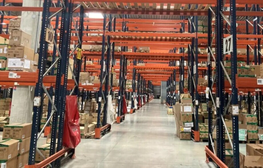 Industrial in Salon-de-Provence for lease - Interior Photo - Image 2 of 14