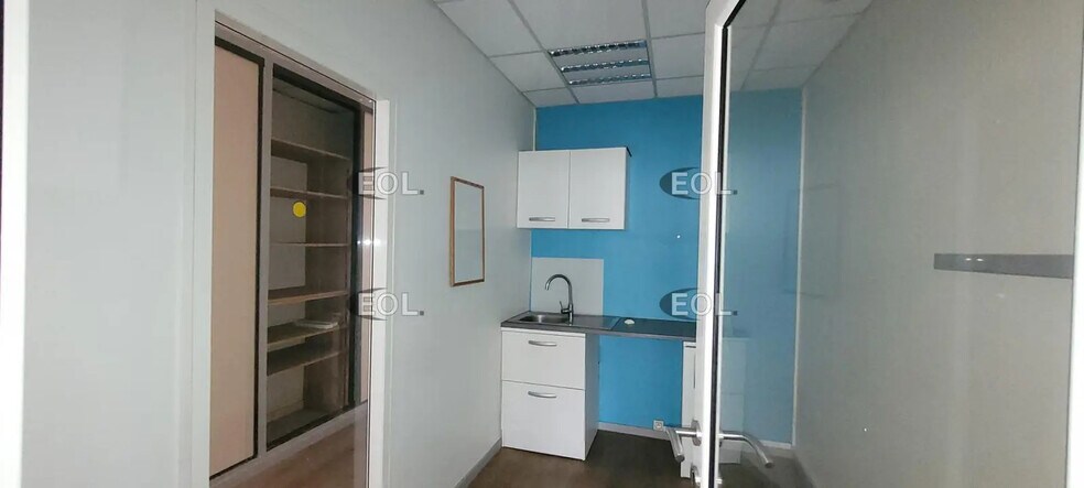 Flex in Beynost for lease - Interior Photo - Image 2 of 9