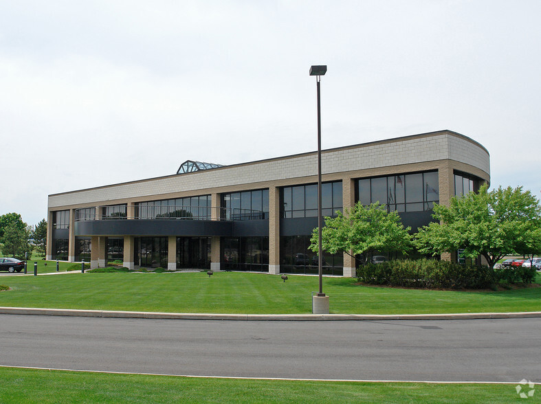 4947 S 110th St, Milwaukee, WI for lease - Building Photo - Image 1 of 2