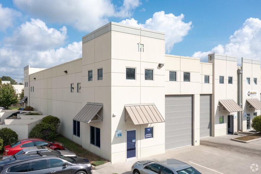 5750 N Sam Houston Pky E, Houston, TX for lease - Building Photo - Image 3 of 4