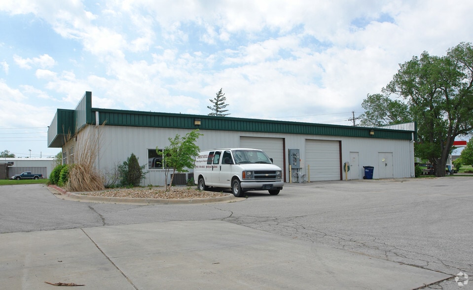 450 N Iowa St, Lawrence, KS for lease - Building Photo - Image 3 of 6