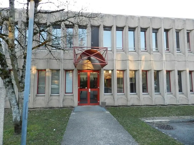 Office in Meylan for lease - Building Photo - Image 1 of 11