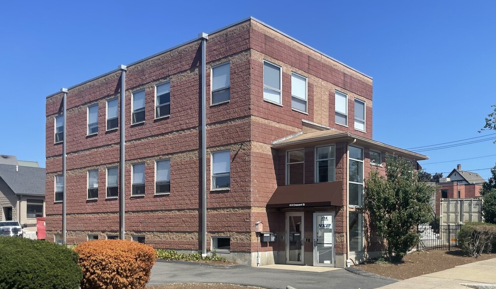 414 Crescent St, Waltham, MA for lease - Building Photo - Image 1 of 7