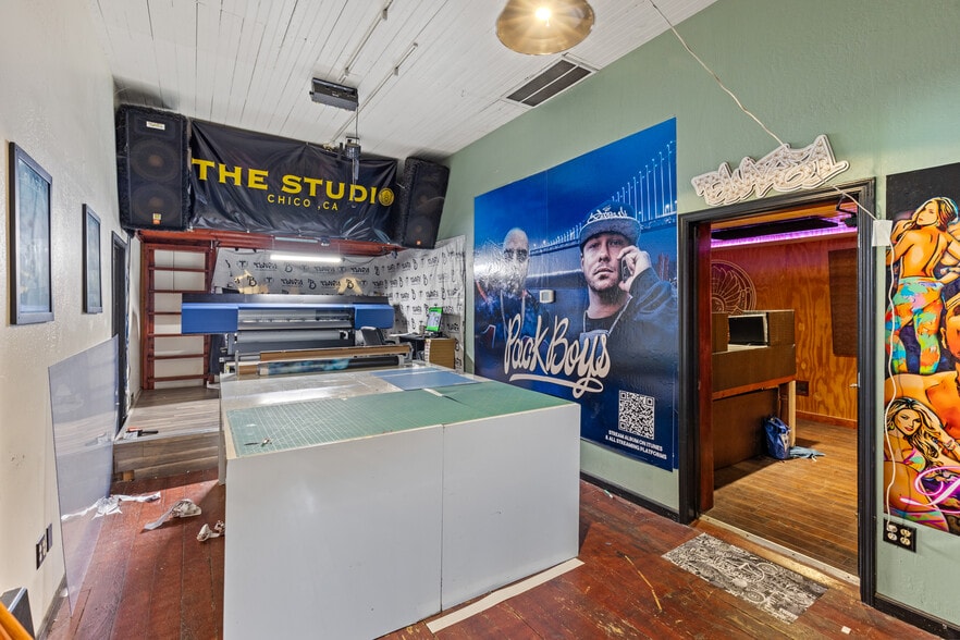 Corner Lot Investment - Dual Buildings portfolio of 2 properties for sale on LoopNet.com - Building Photo - Image 3 of 8