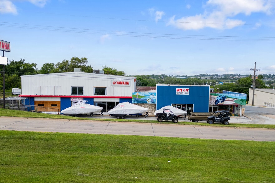 812 Fort Crook Rd S, Bellevue, NE for sale - Building Photo - Image 3 of 17