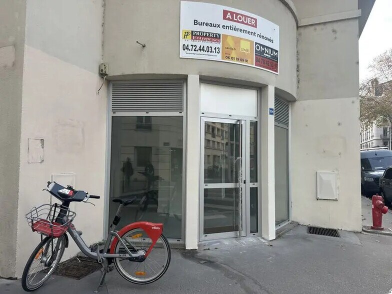 Office in Lyon for lease - Building Photo - Image 3 of 8
