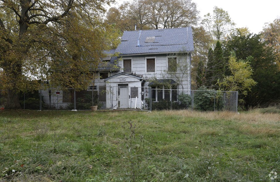 33 Kings Hwy, Hauppauge, NY for sale - Primary Photo - Image 1 of 1