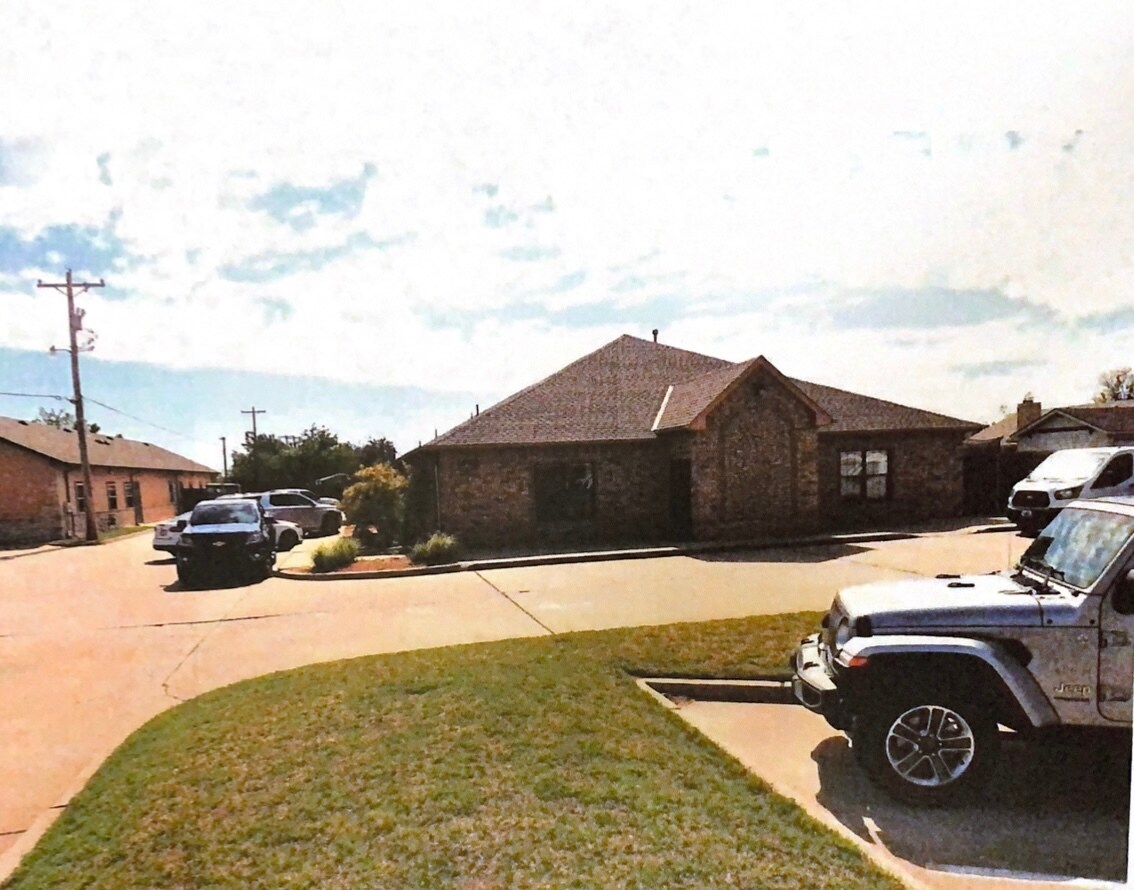 1050 S Santa Fe Ave, Moore, OK for sale Primary Photo- Image 1 of 25