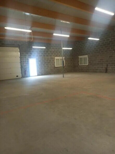 Flex in Bourguébus for lease - Interior Photo - Image 2 of 4
