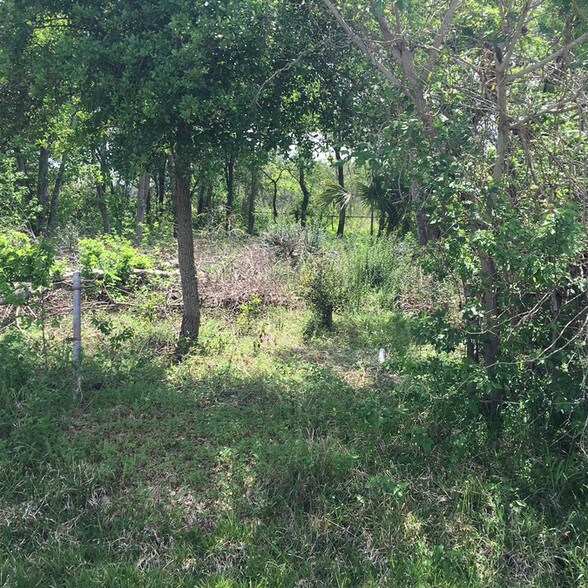 103 Honeysuckle Dr, La Marque, TX 77568