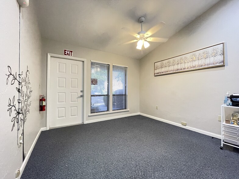 7328 W University Ave, Gainesville, FL for lease - Building Photo - Image 3 of 12