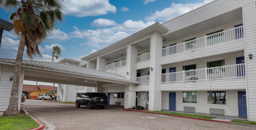 Motel 6/Studio 6 Corpus Christi North portfolio of 2 properties for sale on LoopNet.com - Building Photo - Image 2 of 17