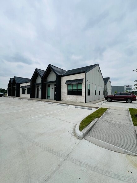 1325 Main St, Katy, TX for lease - Building Photo - Image 3 of 17