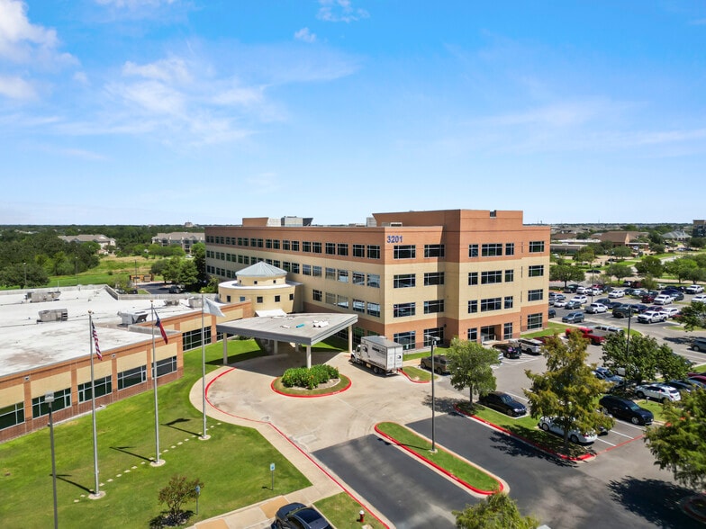 3201 University Dr E, Bryan, TX for lease - Building Photo - Image 1 of 19