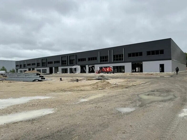 Flex in Chécy for lease - Building Photo - Image 1 of 7