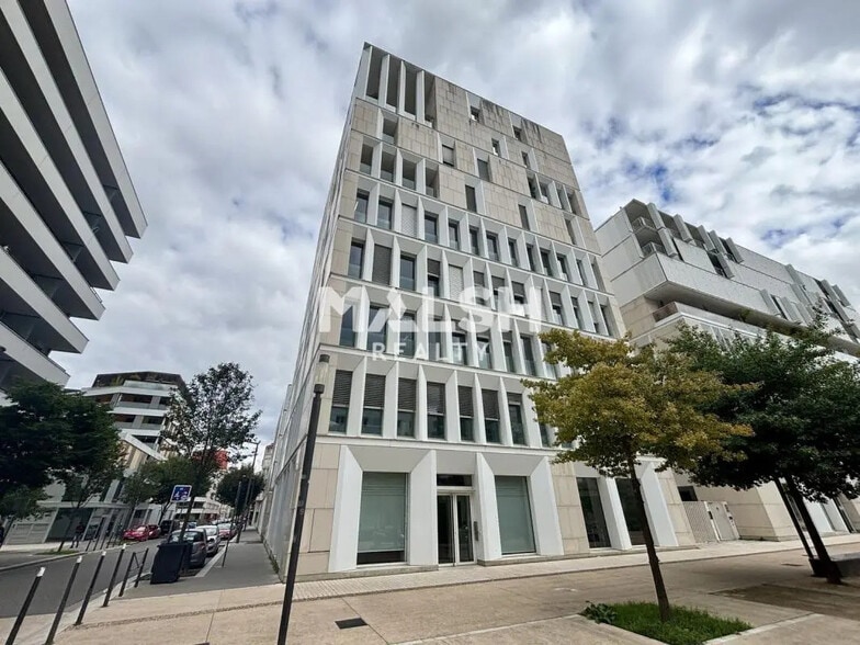 Office in Lyon for lease - Building Photo - Image 1 of 11