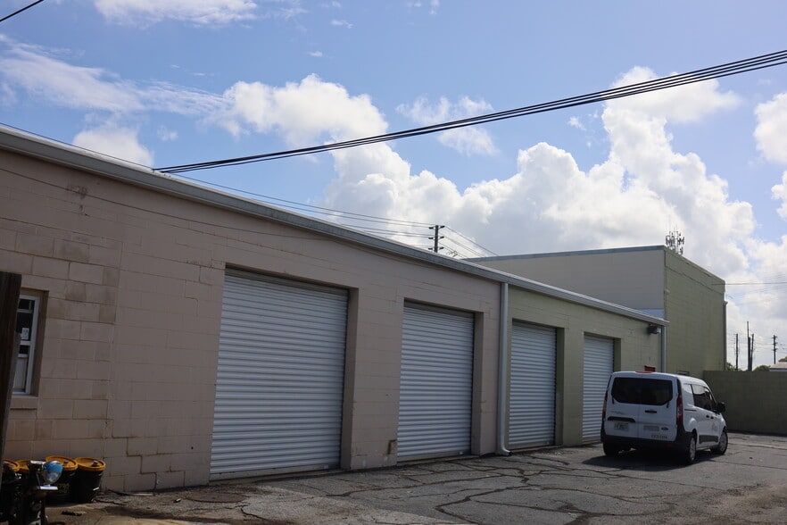 351-355 Plaza Dr, Eustis, FL for sale - Building Photo - Image 3 of 12