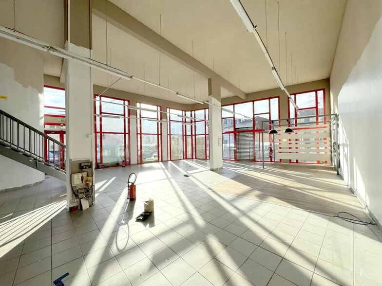 Retail in Houilles for lease - Interior Photo - Image 2 of 7