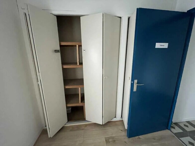 Retail in Allonne for lease - Interior Photo - Image 2 of 5