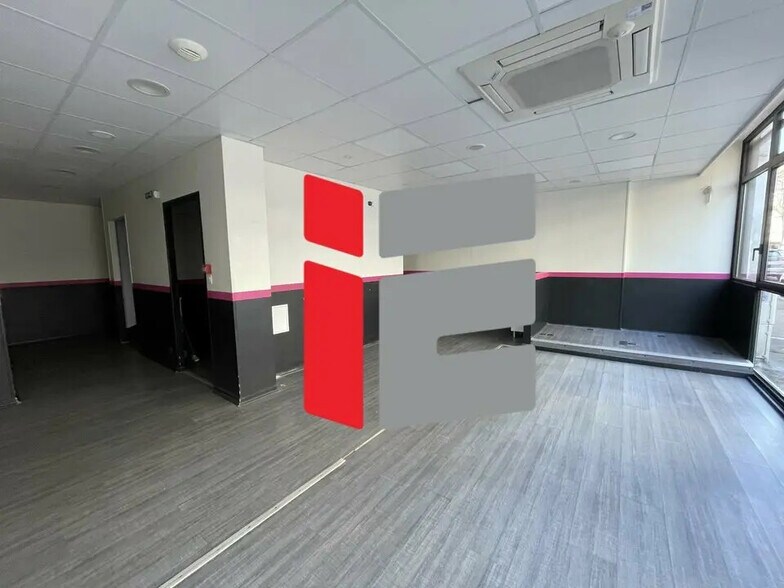 Retail in Lorient for lease - Interior Photo - Image 1 of 6