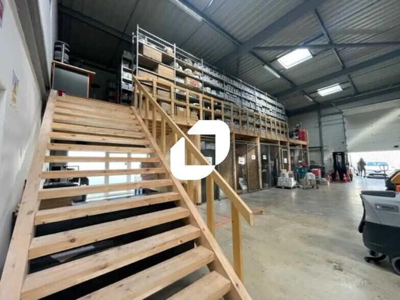 Office in Le Haillan for lease - Building Photo - Image 2 of 9