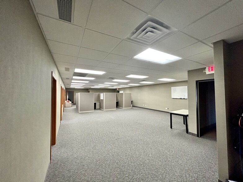 302 5th St SW, Willmar, MN for sale - Interior Photo - Image 3 of 18